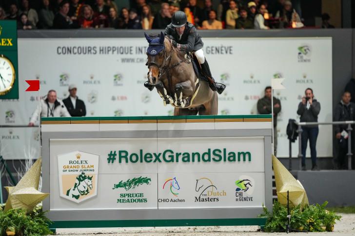 Le cavalier Harrie Smolders et son cheval Monaco franchissant un obstacle lors du Concours en 2024 